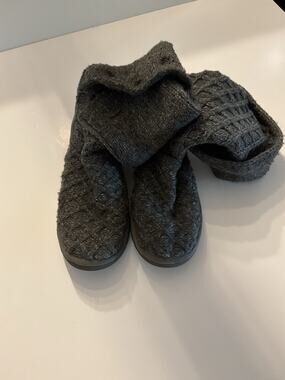 Ladies UGG Knit Gray Sweater Boots Size 9